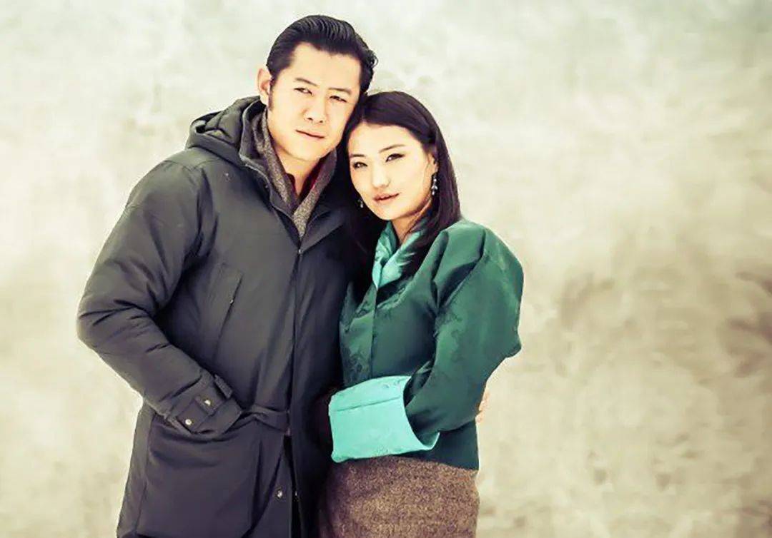 大衣|30岁不丹王后品味太土，穿毛领大衣壕气过头，手上红包包又艳又俗