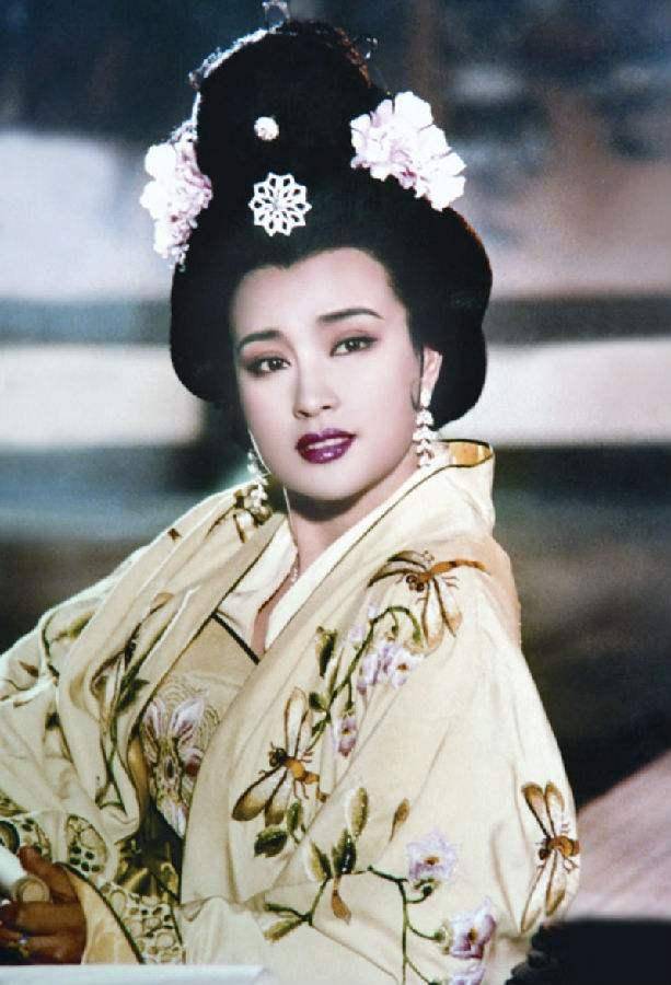 衣服|最美容妃李建群去世,设计的衣服高度还原历史,不愧第一古典美人