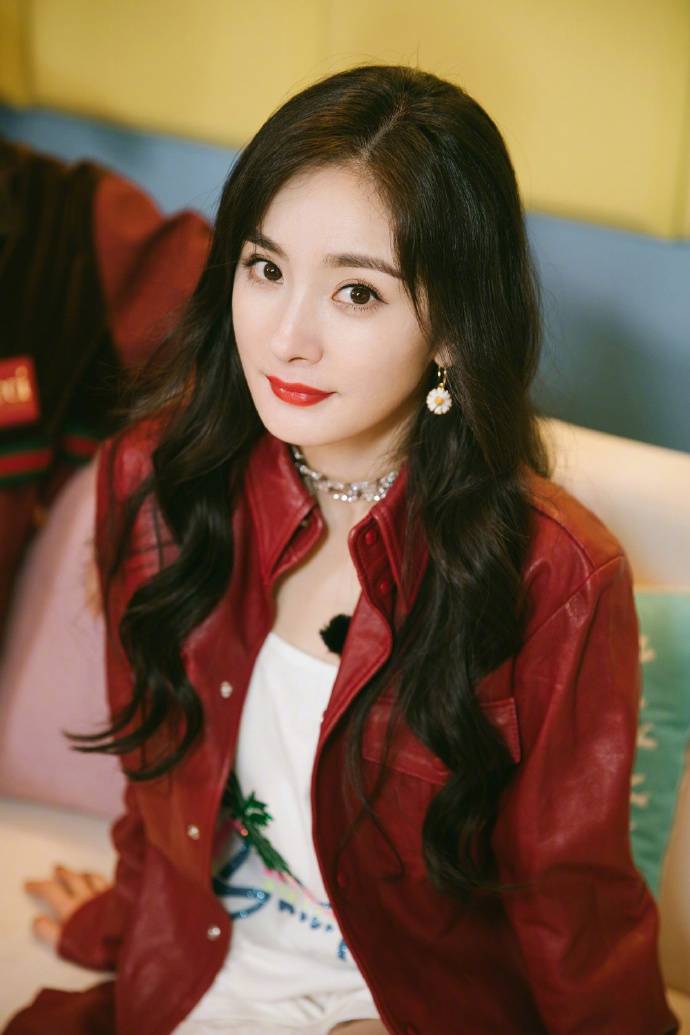 杨幂穿复古红皮衣美又飒 配短裤细高跟秀修长美腿