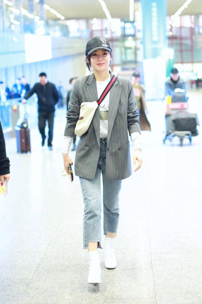 挎包|街拍：包包挎胸前呈现出了时髦范，更添酷炫！超模和女星都这样搭