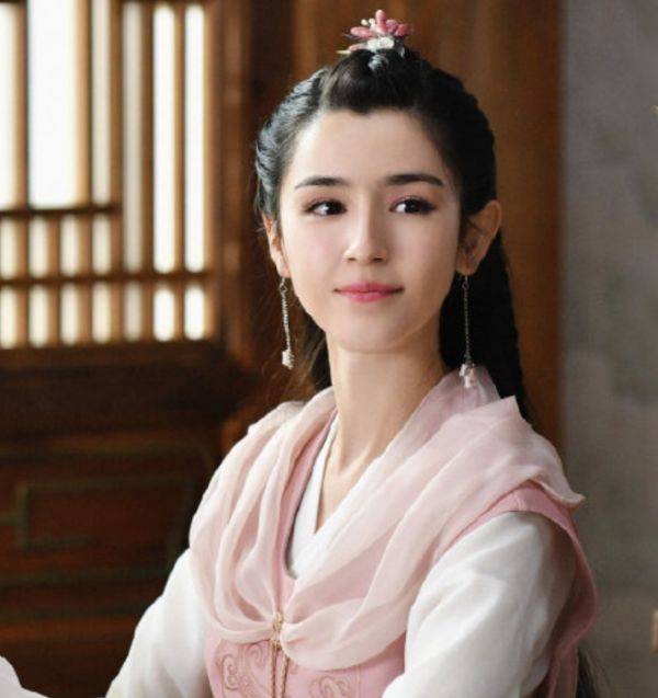 妮克|颜值力压热巴的“新疆美人”，新剧比女主还美，又一顶流预定了