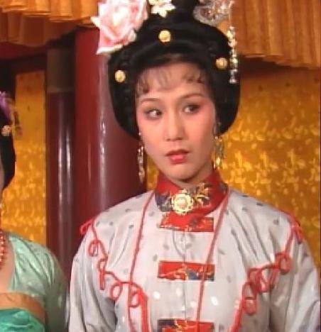 衣服|最美容妃李建群去世,设计的衣服高度还原历史,不愧第一古典美人