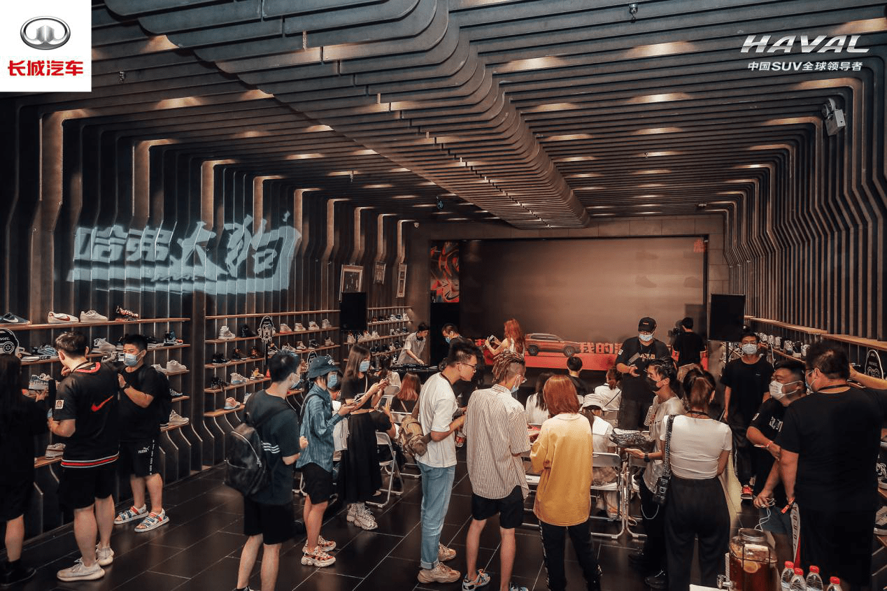 潮流|大家让让，“潮流教授”大狗来了！
