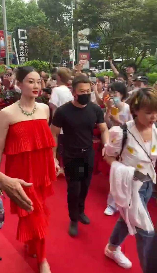 苗苗怀孕后首度露面,一袭红裙美艳大气,郑恺全程搀扶很体贴