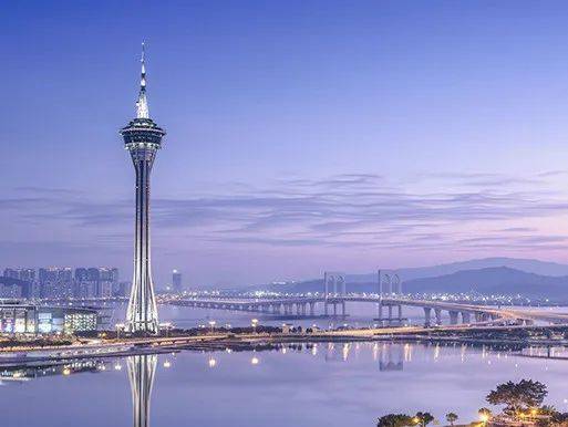 父亲|原创赌王葬礼上,何超琼让旧爱与父亲同框:原来,她一直未能忘记他