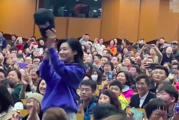 52岁前“央视一姐”周涛近照曝光,被赞逆生长
