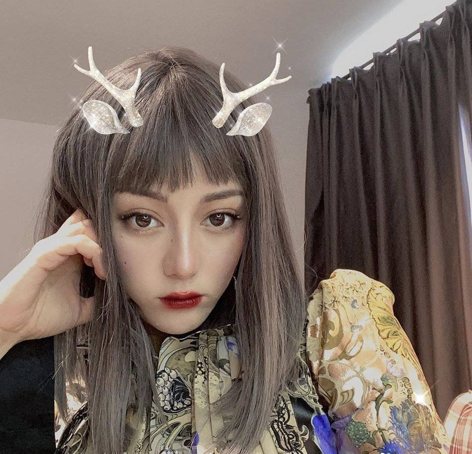 热巴|热巴重回颜值巅峰,剪刘海变身人间芭比,真是换刘海如换脸吗?