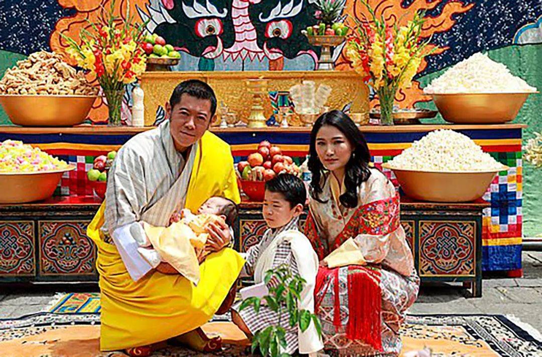 大衣|30岁不丹王后品味太土，穿毛领大衣壕气过头，手上红包包又艳又俗