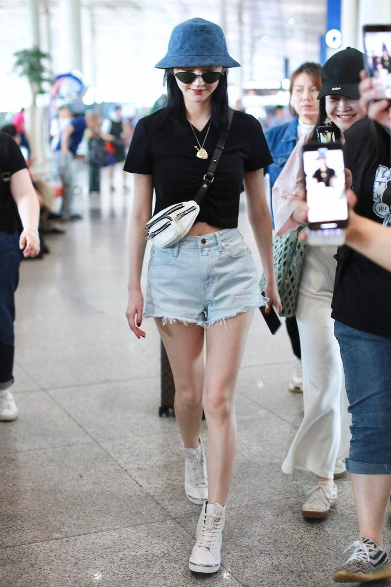 挎包|街拍：包包挎胸前呈现出了时髦范，更添酷炫！超模和女星都这样搭