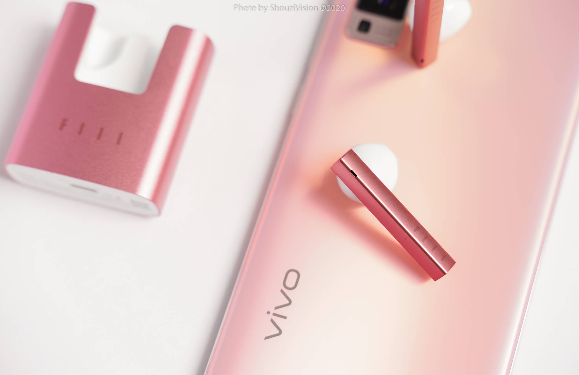 耳机|FIIL CC新出潮流猛男粉配色。可以，这很汪峰老师