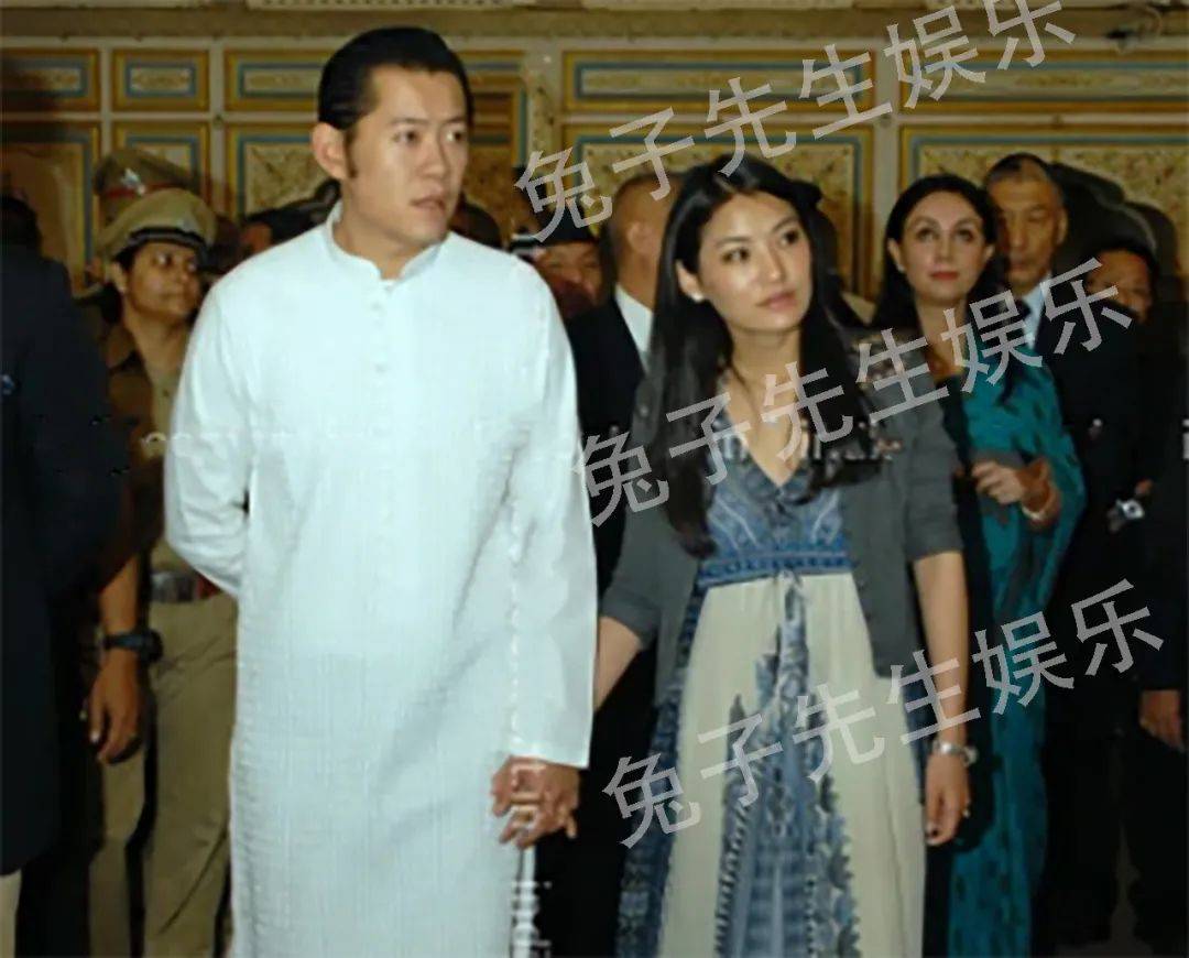 大衣|30岁不丹王后品味太土，穿毛领大衣壕气过头，手上红包包又艳又俗