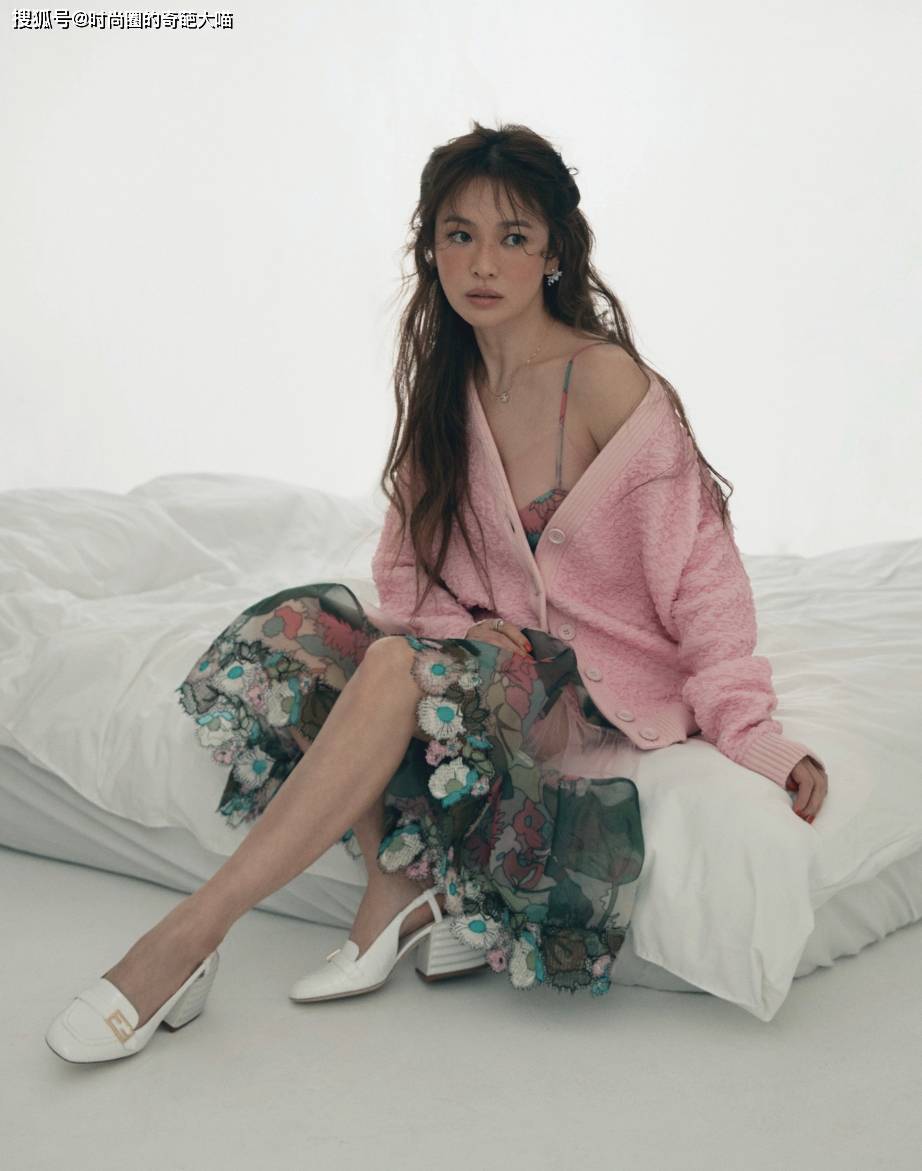 造型|宋慧乔的眼线是半永久了？每套造型强行装酷，不顾违和感直接硬套