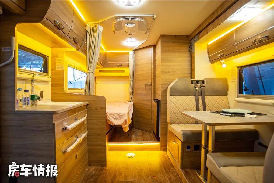 实拍国内首款带拓展大通c型房车!不到40万住5口人,空间真心挺大