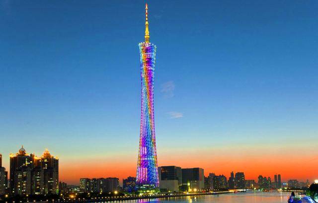 广州有一个地标建筑叫广州塔，当地人更喜欢称它小蛮腰，高600米的小蛮腰