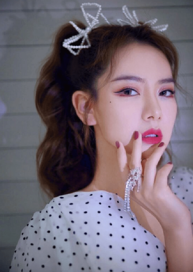 御姐|戚薇果然拥有超模气质，公主裙穿出御姐范，手的摆放成亮点