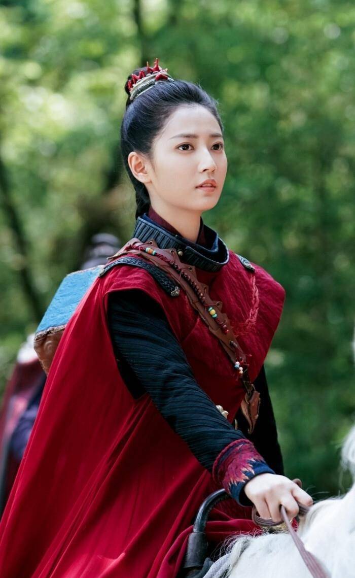 《月上重火》陈钰琪红衣壁纸分享,一代侠女,英姿飒爽
