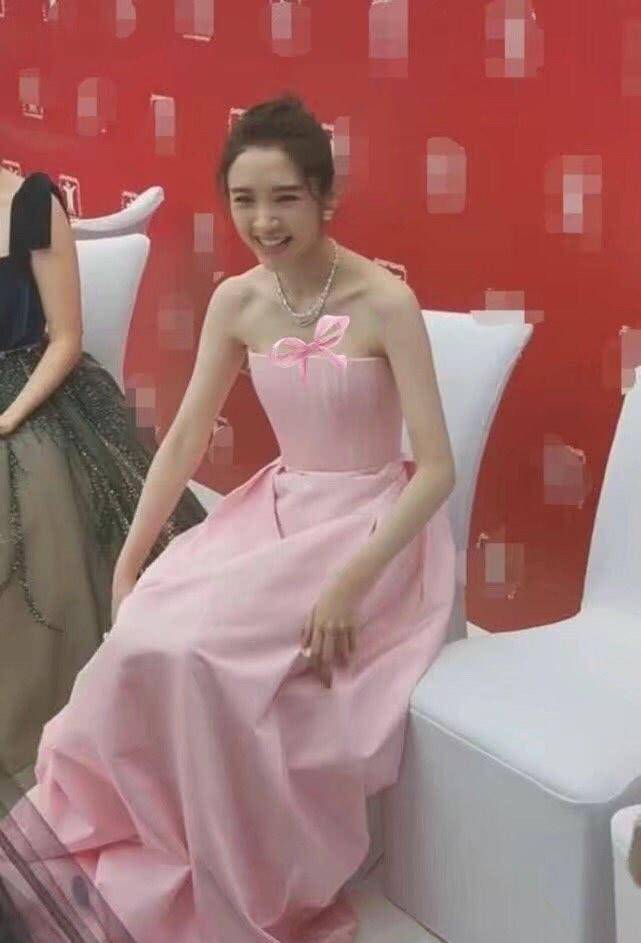 唐艺昕生图曝光,穿粉色抹胸裙身材标致,肌肤状态更真实