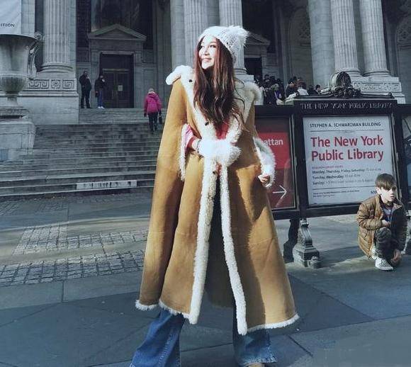 比基尼|53岁温碧霞穿比基尼，富豪老公被嘲黑又老，港风女神为显年轻太拼