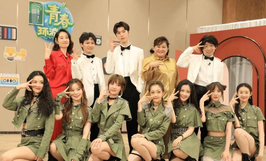 原创硬糖少女官博晒全员合照,成员站位安排严谨,张艺凡的站姿成亮点