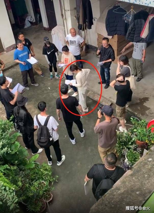 片场|原创海清腰伤复发？疼到走路要两人扶！对自己太狠拍戏曾被连扇18耳光