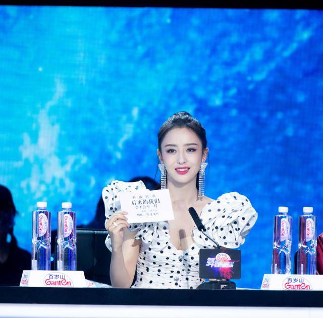 佟丽娅|综艺造型，钟楚曦港风复古明艳，佟丽娅衣品提升却被表现力扣分