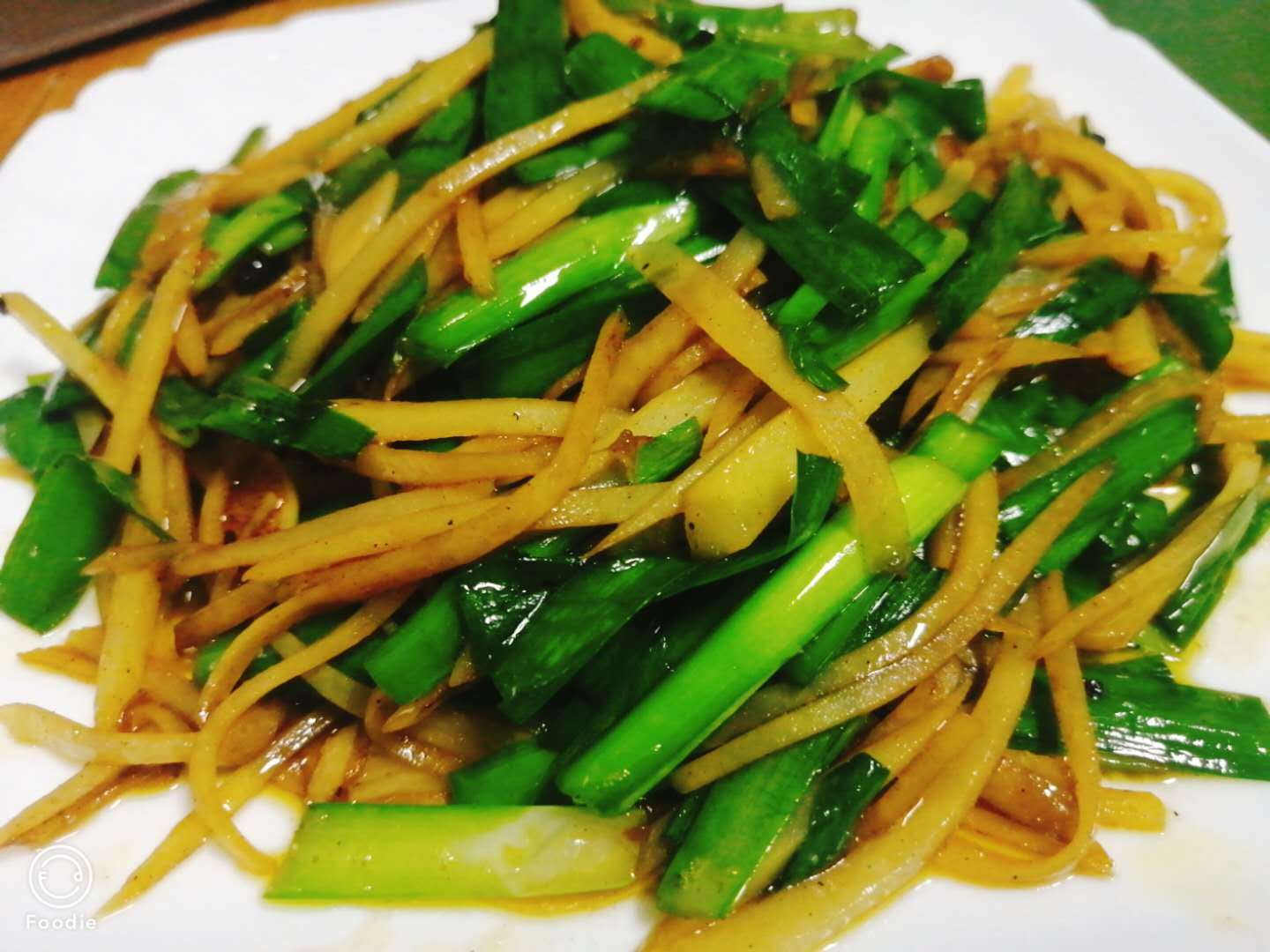 家常小炒很简单比如土豆丝搭韭菜美味营养味道好极了