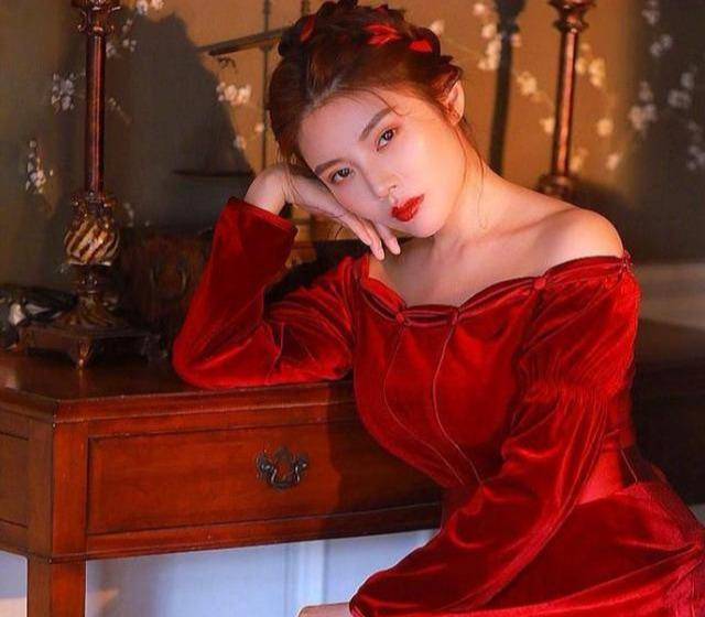 原创徐冬冬才是人间尤物,穿露肩长裙大秀