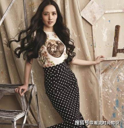 长发|被郭碧婷美到了！一头波浪长发搭配白蕾丝裙，美得让人挪不开眼