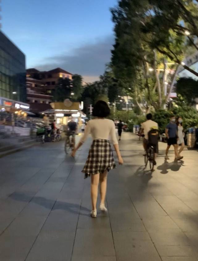 曲线|路人街头偶遇许晴,完美诠释S型曲线美人,51岁的状态让人羡慕