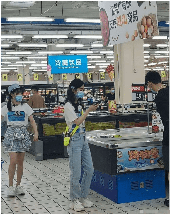 原创黄晓明赵丽颖超市购物路透图,离开ps后,确定是真实身高?