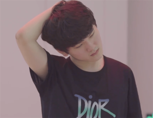 选手|TES体能训练视频公开，看到阿水穿的衣服粉丝酸了，这排面也太大了