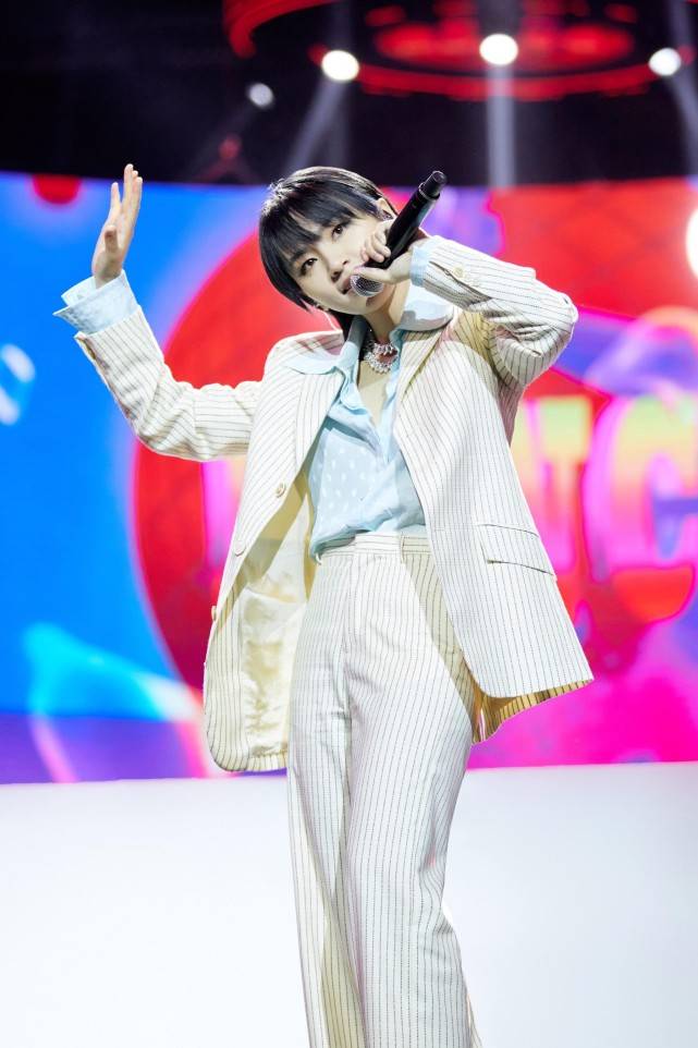 获奖|周笔畅26奖置顶东方风云榜 超稳唱跳现场全网获赞
