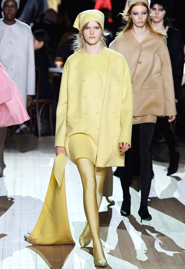 看看今年的时装周秀场,清新温柔的奶油黄最受设计师的喜爱,从黄色系