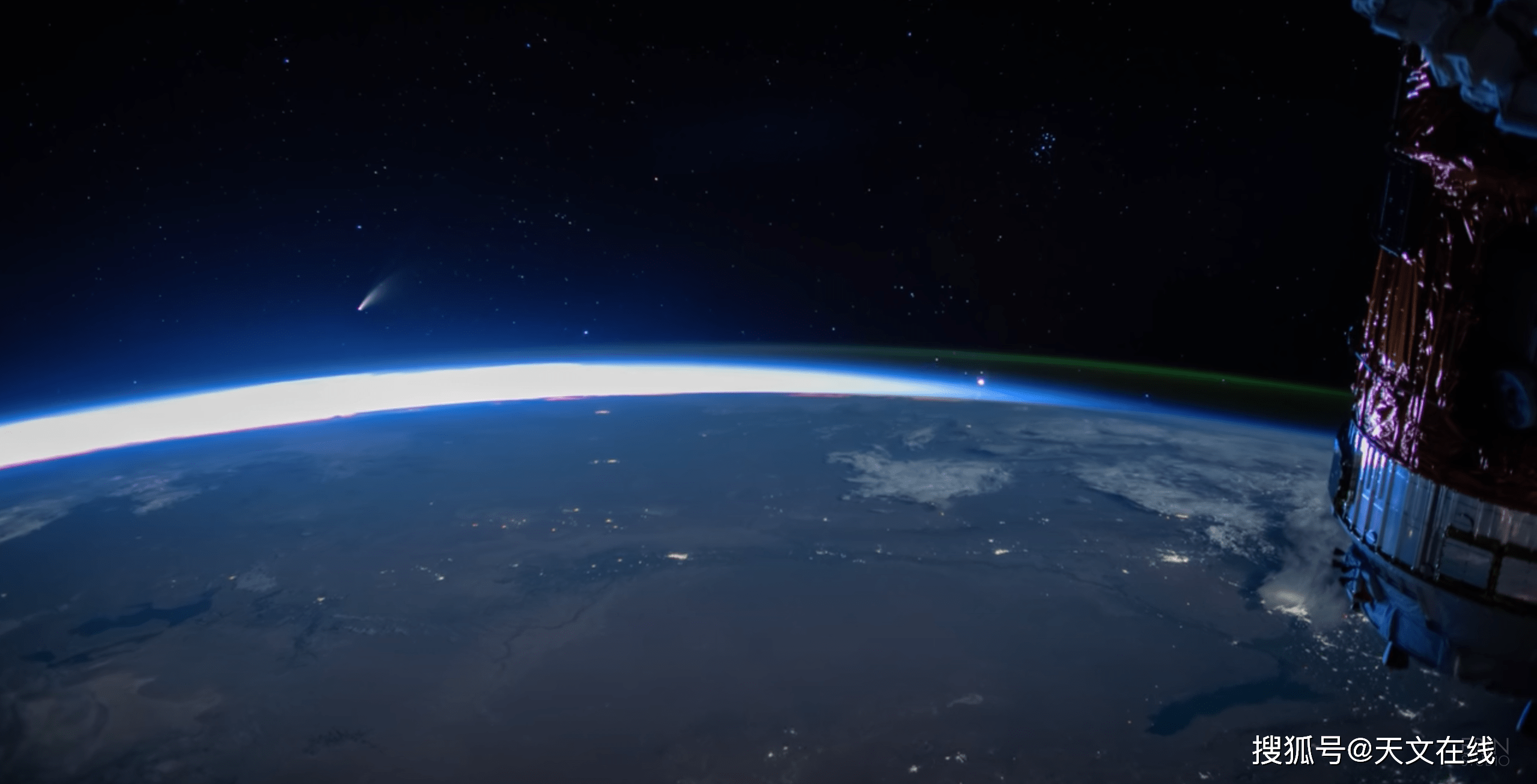 新智彗星闪耀于国际空间站的惊艳照片
