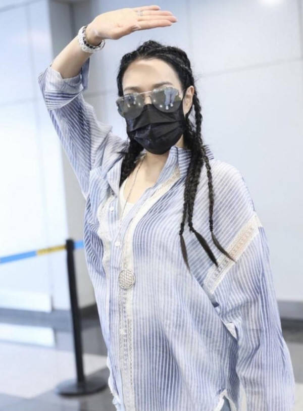 张伦|钟丽缇啥情况？全身穿一件T恤露面，这么大胆张伦硕没法管？