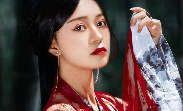 古代青楼门前挂一对联，上联：一双玉臂千人枕，下联令人羞于启齿！