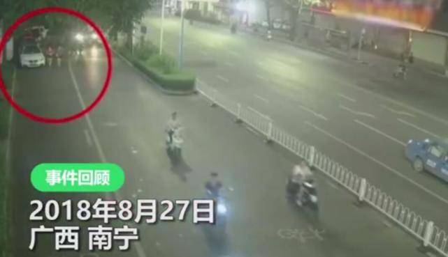 嫌疑人|男子被分手心情不爽，随机捅伤过路女学生