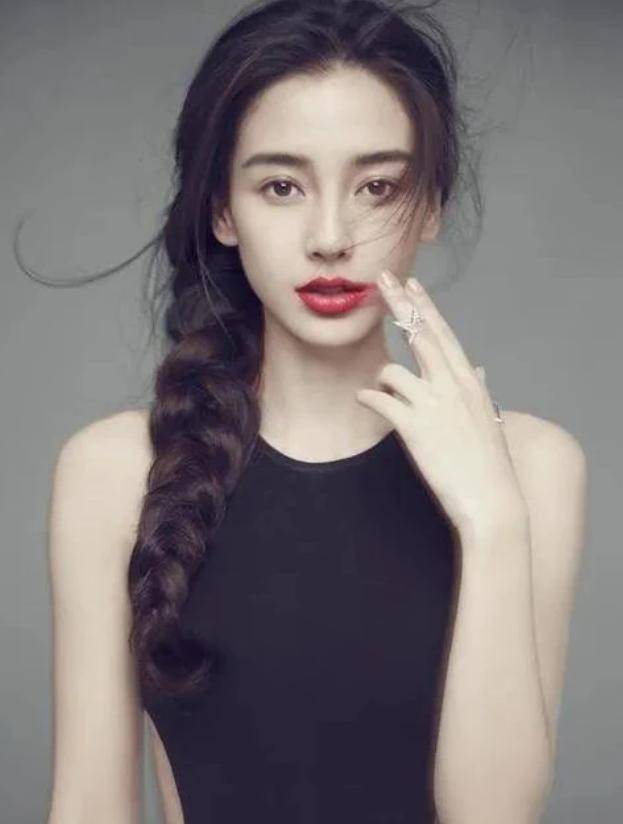 网友|杨颖妆容“又翻车”,鼻梁太高老气像男生,网友:每次都不一样!