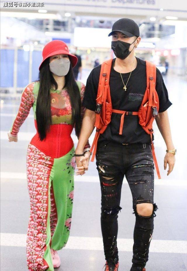 束腰带|钟丽缇快50了还这么招摇，穿绿红套装出行，用束腰带硬勒出巴掌腰