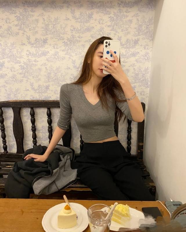 蒋凡|真没怀孕!张大奕晒照特意掀衣露肚,秀好身材隔空PK董花花