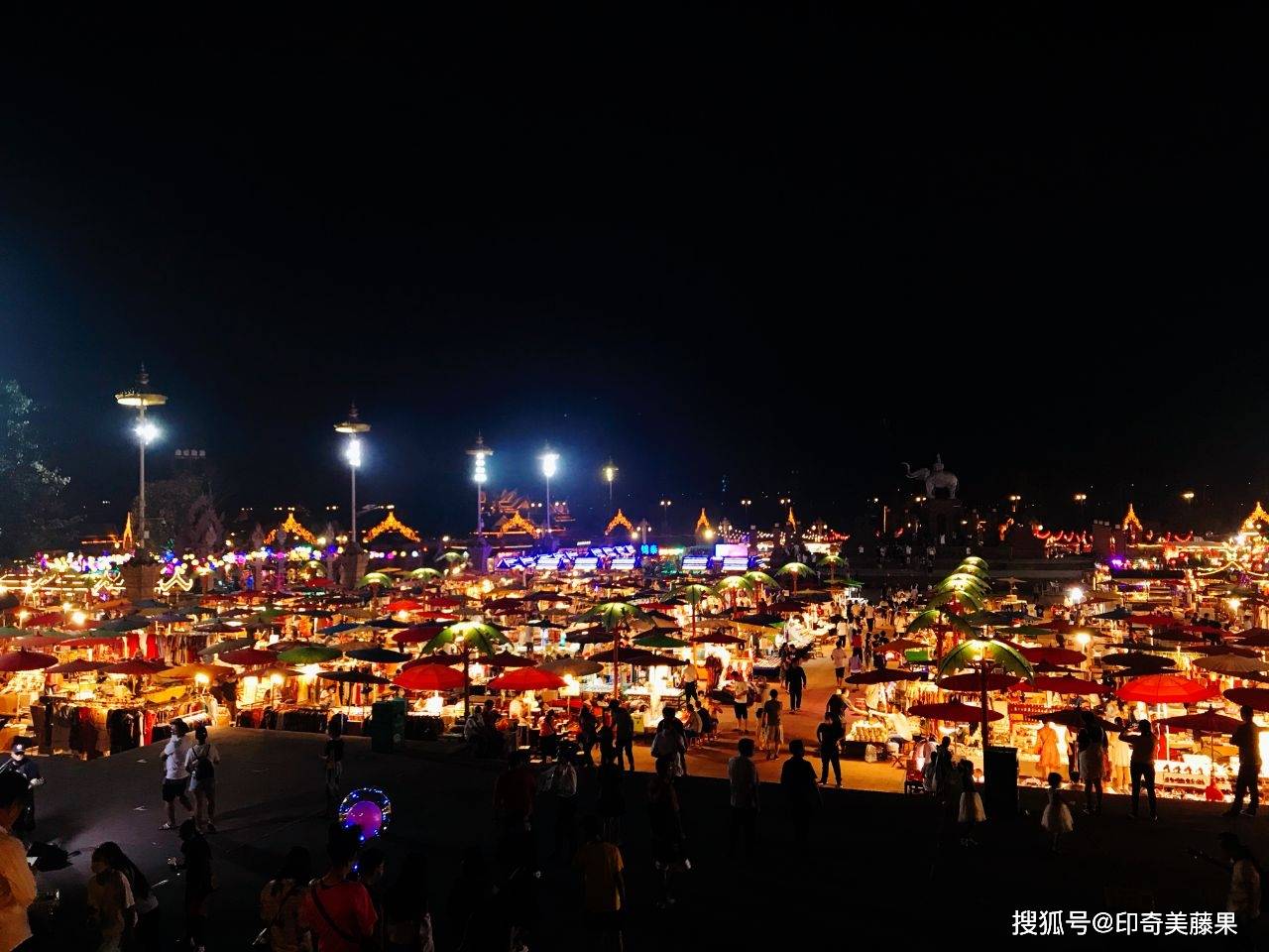 西双版纳澜沧江六国街水上夜市