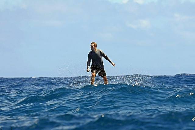 扎克伯格|扎克伯格踩8万冲浪板度假,为防晒涂成唱戏大白脸,还梳滑稽小辫