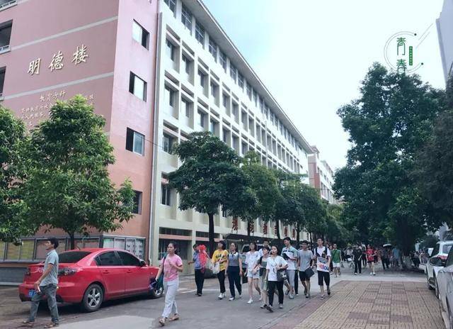 贵港市高级中学全校共有约1394人参考,其中,考分超过600分的有261人