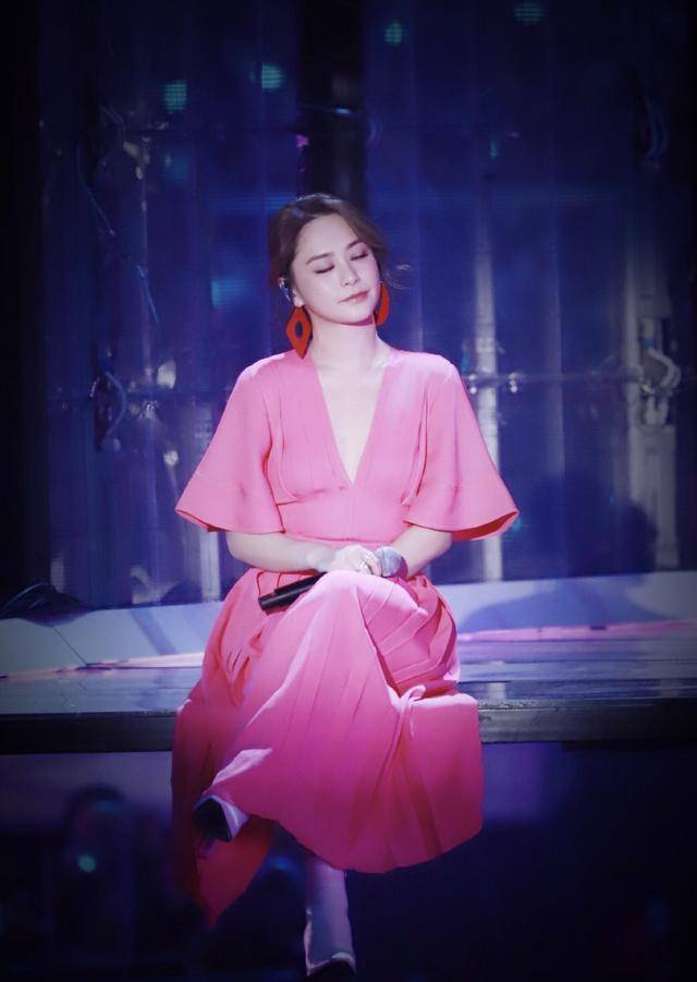 路人|钟欣潼离婚后和路人合影曝光，身材发福比路人还胖，放飞自我了