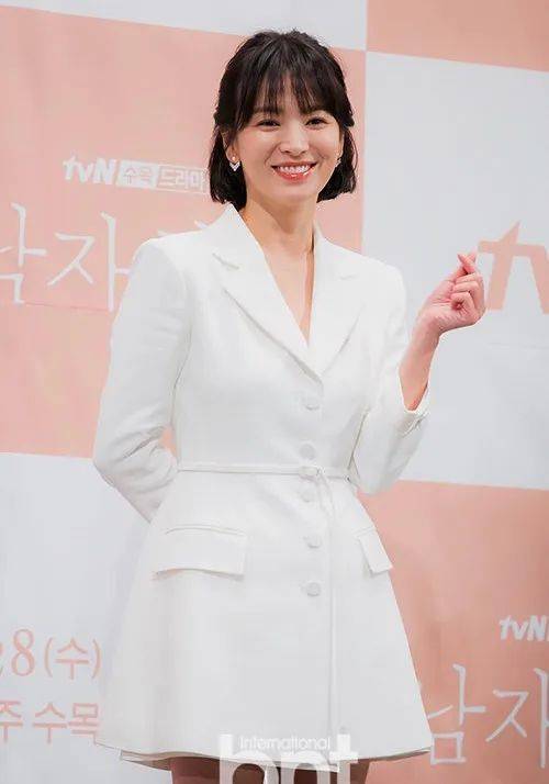 西装|宋慧乔离婚后更显颜值!身穿白色西装配精美妆容,气质太好惹人爱