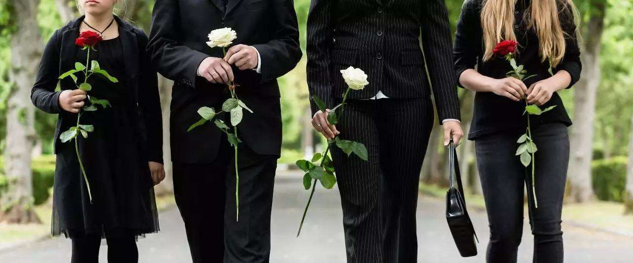 原创老人冒险与新冠濒死妻子告别：90岁老人只为和她说“我真的爱你”