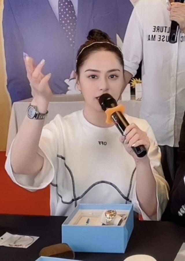 路人|钟欣潼离婚后和路人合影曝光，身材发福比路人还胖，放飞自我了