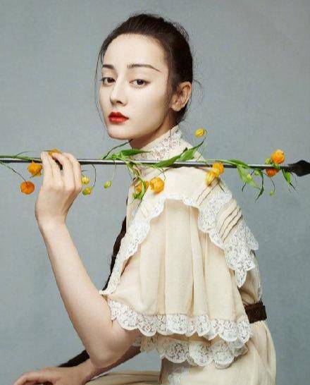 名门泽佳:迪丽热巴新大片来袭 金属环编发搭浓眉红唇效果又美又飒