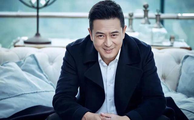 脑门|50岁张嘉译头发花白走路佝偻，女儿皮肤黝黑脑门宽大，不像父母