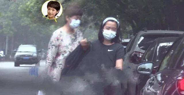 脑门|50岁张嘉译头发花白走路佝偻，女儿皮肤黝黑脑门宽大，不像父母